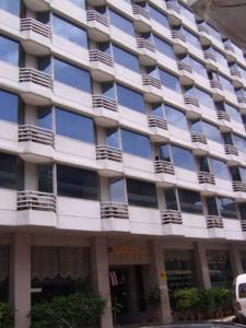 een groot gebouw met balkons aan de zijkant bij Bangkok City Inn in Bangkok