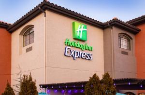 Holiday Inn Express Prescott, an IHG Hotel في بريسكوت: إشارة سريعة لنزل عطلة على جانب المبنى