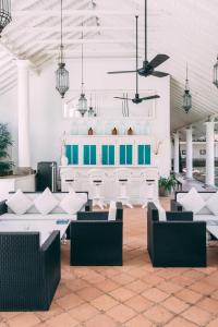 eine Lobby mit Tischen und Stühlen und eine Bar in der Unterkunft Tamarind Hill by Asia Leisure in Galle