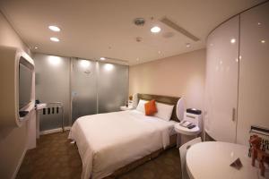 a hotel room with a large bed and a large mirror at Ximen Airline Hotel in Taipei