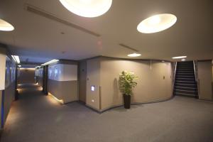 un pasillo con una maceta en un edificio en Ximen Airline Hotel, en Taipéi