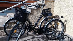 Hay una bicicleta estacionada al lado de un edificio en Destino De Sol De Los Alcazares, en Los Alcázares