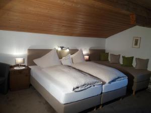 Llit o llits en una habitació de Pension Sonnenhof