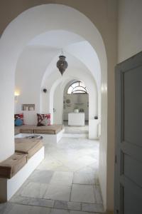 a living room with an archway with couches at Dar Sabri in Nabeul