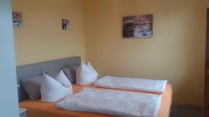 Postel nebo postele na pokoji v ubytování Hotel Sonnenhof