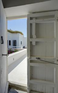 eine Tür zu einem Zimmer mit Blick auf ein Gebäude in der Unterkunft Dar Sabri in Nabeul