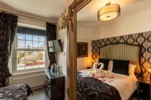 Gallery image of Holly Lodge Guest House with FREE off site health club in Windermere