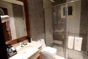 Un baño de Al Malqa Elite Hotel 50 fotos más