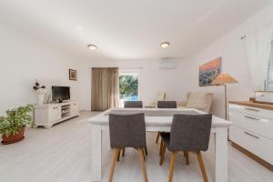 TV a/nebo společenská místnost v ubytování Villa Sukošan - Adriatic Luxury Villas