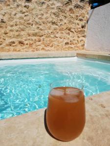 una copa junto a la piscina en Ca Na Marreta, en Porreres