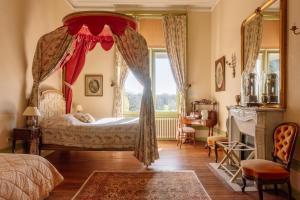 Ένα ή περισσότερα κρεβάτια σε δωμάτιο στο Château Le Boisrenault +63 φωτογραφίες