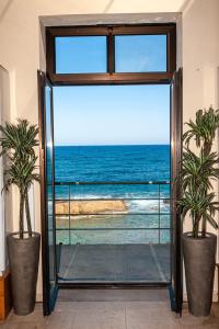 ハニア・タウンにあるEndless Blue Suitesの海の景色を望む開放的なドア