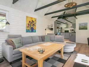 - un salon avec un canapé et une table dans l'établissement 8 person holiday home in Bl vand, à Blåvand