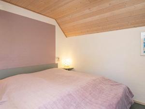 - une chambre avec un lit et un plafond en bois dans l'établissement 10 person holiday home in Oksb l, à Mosevrå