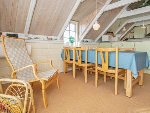 una sala da pranzo con tavolo e sedie blu di 6 person holiday home in Ringk bing a Ringkøbing