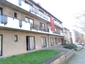 un bâtiment en briques avec un panneau sur son côté dans l'établissement Budget Flats Brussels, à Bruxelles