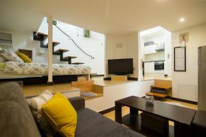 - un salon avec un canapé et une table dans l'établissement Apartment SunDelight, à Split