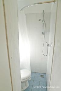 A bathroom at SANTANGELA Hostel & Rooms