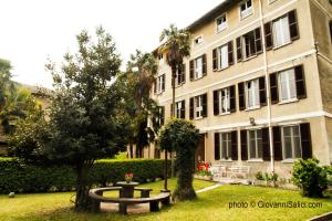 A garden outside SANTANGELA Hostel & Rooms