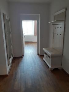 una habitación vacía con tocador y espejo en Ferienwohnung Diana, en Wilhelmshaven