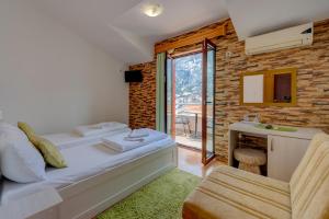 Hotel Galia tesisinde bir odada yatak veya yataklar
