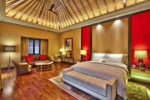 Postel nebo postele na pokoji v ubytování The Trans Resort Bali