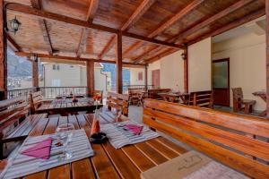 ein Esszimmer mit Holztischen und Stühlen in der Unterkunft Hotel Galia in Kotor