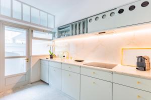 مطبخ أو مطبخ صغير في UNIQUE Modernist Duplex apartment & PARKING