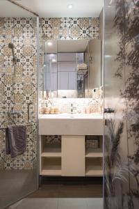 Phòng tắm tại BOM HOMES- VINHOMES GREENBAY- Service Apartment