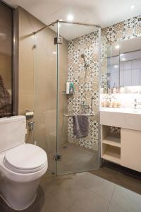 Ванная комната в BOM HOMES- VINHOMES GREENBAY- Service Apartment +45 фотографий