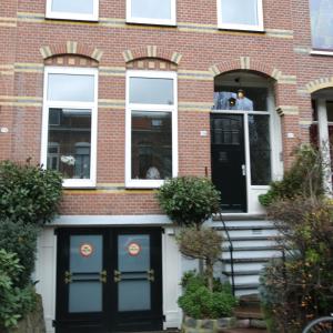 ceglany dom z czarnymi drzwiami i oknami w obiekcie Antonius Bed and Breakfast w Arnhem