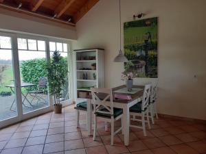 comedor con mesa, sillas y ventana en Apartments Luisenhof, en Krefeld