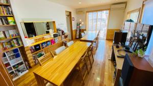 北塩原村にある2nd Houseのリビングルーム(大きな木製テーブル、椅子付)