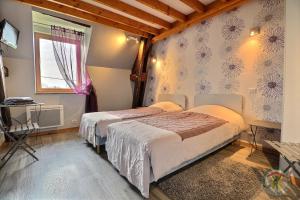 Tempat tidur dalam kamar di Chambres D'HÔTES