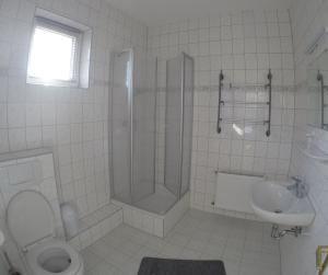 Koupelna v ubytování Haus Fernsicht + 20 fotografií