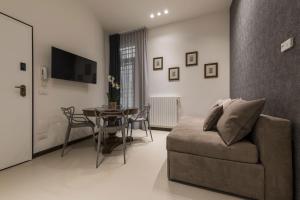 A television and/or entertainment centre at Mysuiteshome Apartments