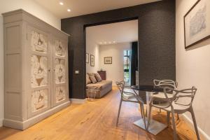 A seating area at Mysuiteshome Apartments