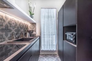 A kitchen or kitchenette at Mysuiteshome Apartments