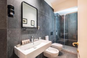 A bathroom at Mysuiteshome Apartments