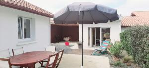 En terrasse eller udendørsområde på Maison tout confort 6 personnes à 300m de la plage - Clim & Wifi