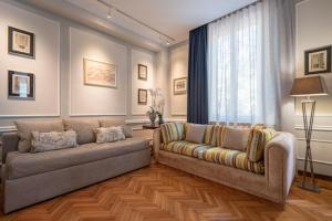 A seating area at Mysuiteshome Apartments