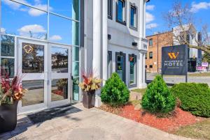 a view of the front of a building with a hotel at The Willowdale Hotel Toronto North York in Toronto