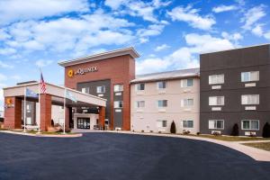 a rendering of the front of a hotel at La Quinta Inn and Suites by Wyndham Elkhart in Elkhart