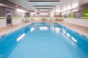 Bazén v ubytování La Quinta Inn and Suites by Wyndham Elkhart nebo v jeho okolí