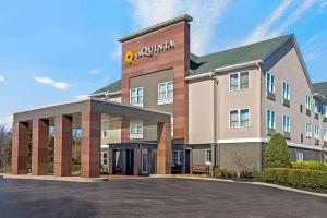 a rendering of a quillian hotel with a parking lot at La Quinta by Wyndham Lebanon in Lebanon