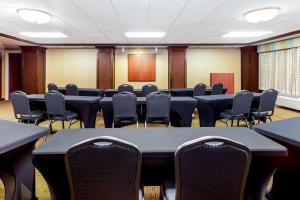 una sala conferenze con un grande tavolo e sedie di La Quinta by Wyndham Milwaukee Bayshore Area a Glendale