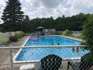 Bazén v ubytování Skaneateles Inn on 20 nebo v jeho okolí
