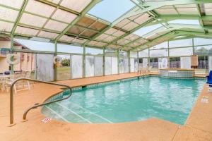 una piscina cubierta con techo abierto en Econo Lodge - Perry National Fair Ground Area, en Perry