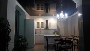 uma cozinha com mesa e cadeiras e um candelabro em NightSky em Slavonski Brod