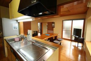 Кухня или кухненски бокс в Aso - House / Vacation STAY 79474